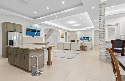 Galveston House | Stardust Retreat | Stylish Stay in Beach Town
