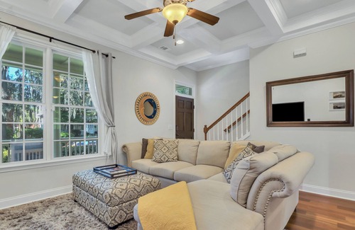 Thomas Square House | Starland Yard Area Long Term Stay with Heated Pool Access