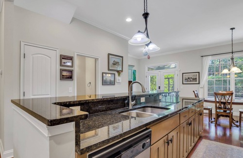 Thomas Square House | Starland Yard Area Long Term Stay with Heated Pool Access