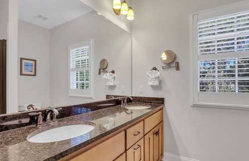 Thomas Square House | Starland Yard Area Long Term Stay with Heated Pool Access