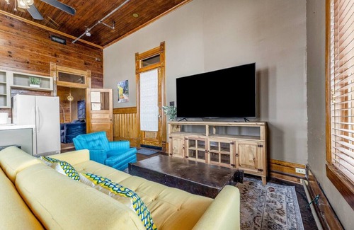 Downtown Apartment | Starry Night: Dwntwn Bryan on Main St, 2nd Flr, King Bed