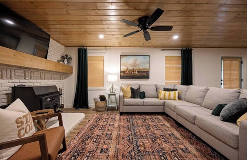 Broken Bow Cabin | State Park Haven: Sleeps 12- Min's to Marina!