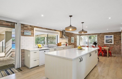 Pearl Beach House | Stay 7, pay 5 these school holidays-Beach+pet