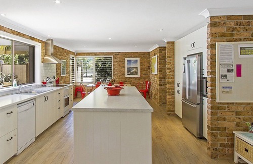 Pearl Beach House | Stay 7, pay 5 these school holidays-Beach+pet