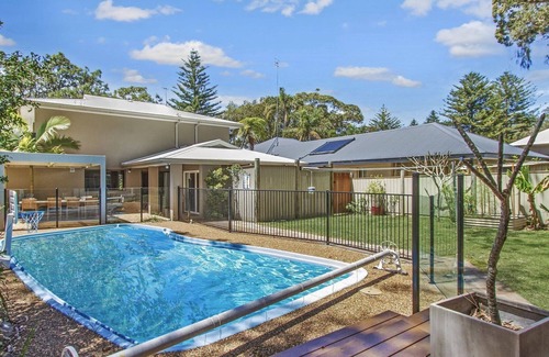 Pearl Beach House | Stay 7, pay 5 these school holidays-Beach+pet