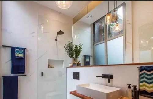 Prahran Apartment | Stay at the Amazing Block Glasshouse Apartment!