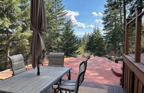 Sandpoint House | Stay at The Hideaway, a spacious home on a secluded, wooded acre in in Sandpoint
