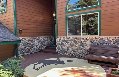Sandpoint House | Stay at The Hideaway, a spacious home on a secluded, wooded acre in in Sandpoint