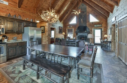 Branson Cedars Cabin | Stay at Uncle Buck`s Lodge | 4 Bed, 4 Bath