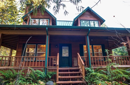 Rhododendron Cabin | Stay before 11/02! get the 3RD night FREE! Hot tub, river access A/C