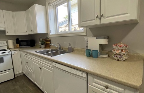 St. Catharines Apartment | Stay Here First! – Perfect for Longer Stays & Newcomers, Pet-Friendly 1BR