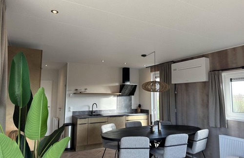 Nieuwvliet House | Stay in the modern and spacious Zonneweelde Lodge and be on the beach in no time