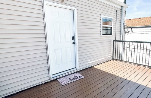 Festus Apartment | Stay on Main - Charming 2 bedroom 1.5 bath Upstairs Apartment on Main Sleeps 6