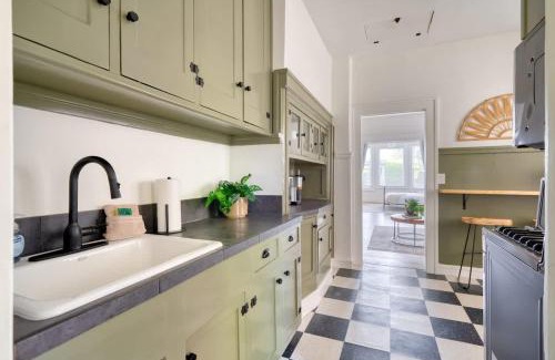 Buckman Neighborhood Apartment | Stay Portland - La Casa Burnside - Local Eateries, Shops, and Bars