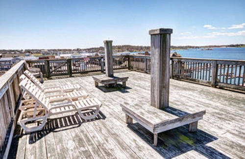 Newport Resort | Stay right on Thames Street -The heart of Newport- ON the Water