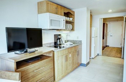 Yachting Village Resort | Stay right on Thames Street- the heart of Newport ON the Water