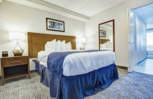 Yachting Village Resort | Stay right on Thames Street- the heart of Newport ON the Water
