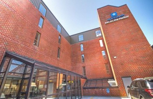Yachting Village Resort | Stay right on Thames Street- the heart of Newport ON the Water