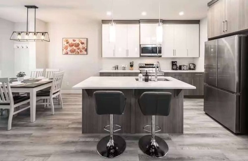 Lynnwood Ridge House | Stay Together 2 Units, Sleeps 16! FREE Banff Pass, Parking, Wine & Netflix!
