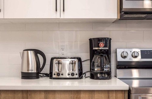 Lynnwood Ridge House | Stay Together 2 Units, Sleeps 16! FREE Banff Pass, Parking, Wine & Netflix!