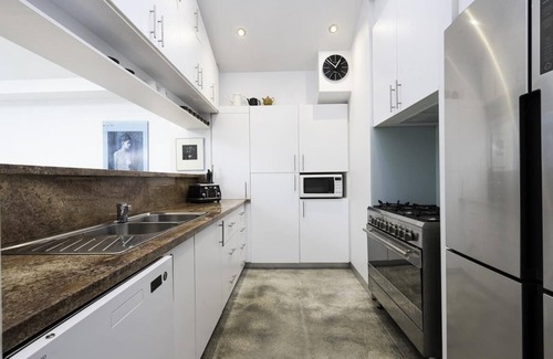 Fairfield House | StayCentral - Fairfield 4Br Home - Perry St, Fairfield - 4 Bedrooms, 6 Beds, 1 Bathrooms, 1 secure undercover parking spot and free street parking.