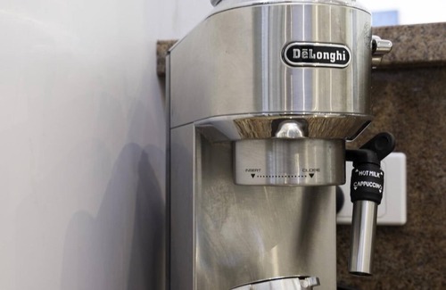 Fairfield House | StayCentral - Fairfield 4Br Home - Perry St, Fairfield - 4 Bedrooms, 6 Beds, 1 Bathrooms, 1 secure undercover parking spot and free street parking.