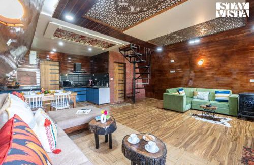 Chandak Villa | StayVista at 2BR A Frame Mountain House in Srinagar with Lawn, Bonfire, BBQ