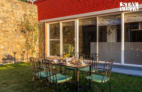 Shimla Villa | StayVista at Grove - Elysium Estate with Hill View, Lawn