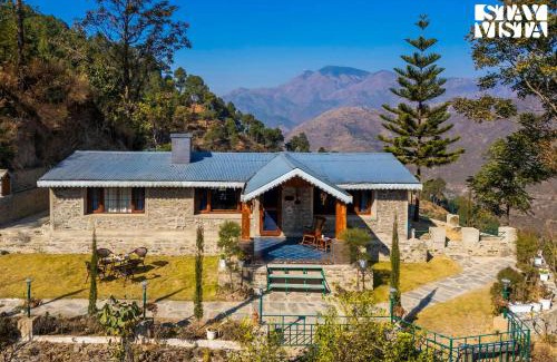 Rajgarh Villa | StayVista at Juneo Orchards 3BR with bonfire at Rajgarh Kasauli