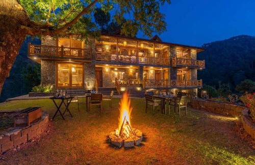 Kumarhatti Hotel | StayVista at Mountain Mirage 4BR Luxury Villa in Kasauli with Spa, Lawn, Hillview