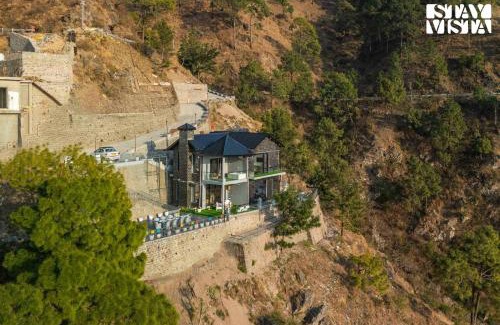 Kasauli Villa | StayVista at Ridge of Twilight Luxury 4bhk with Jacuzzi, Bonfire, BBQ in Kasauli