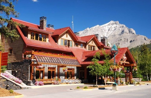 Banff Apartment | Steam Room + Pools | Chalet-Inspired Room in Banff