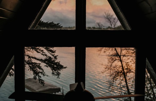 Richmond Cabin | Step Back in Time: Cozy Lakeside Retreat Vintage A-Frame Cabin on Horseshoe Lake