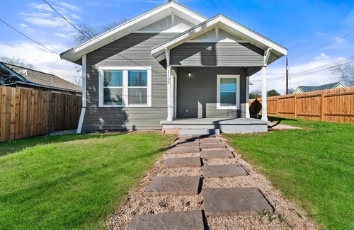 Denver Heights Cottage | Step Into Comfort in This 3br/2ba Downtown Retreat