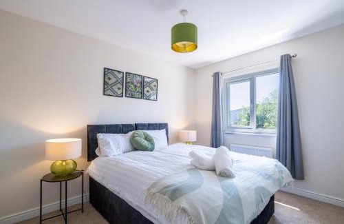 Newport Apartment | Step Into the Past, Stay for the Memories, Historic Three Bedroom Retreat near Monmouth Castle with Parking and WiFi, Sleeps Five