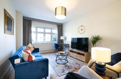 Newport Apartment | Step Into the Past, Stay for the Memories, Historic Three Bedroom Retreat near Monmouth Castle with Parking and WiFi, Sleeps Five