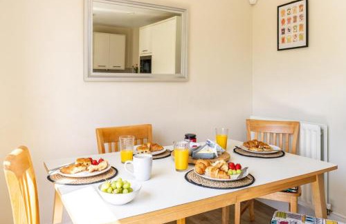 Newport Apartment | Step Into the Past, Stay for the Memories, Historic Three Bedroom Retreat near Monmouth Castle with Parking and WiFi, Sleeps Five