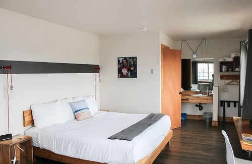 Seaside Gilbert District Hotel | Steps Away from Seaside Beach! Two Modern Units, Free Parking, Indoor Pool!