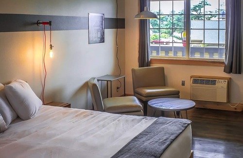 Seaside Gilbert District Hotel | Steps Away from Seaside Beach! Two Modern Units, Free Parking, Indoor Pool!