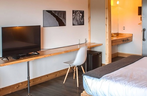 Seaside Gilbert District Hotel | Steps Away from Seaside Beach! Two Modern Units, Free Parking, Indoor Pool!