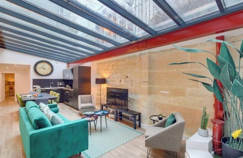 2nd Arrondissement Apartment | STEPS AWAY FROM THE LOUVRE, GALERIES LAFAYETTE , PALAIS GARNIER –RUE DU SENTIER