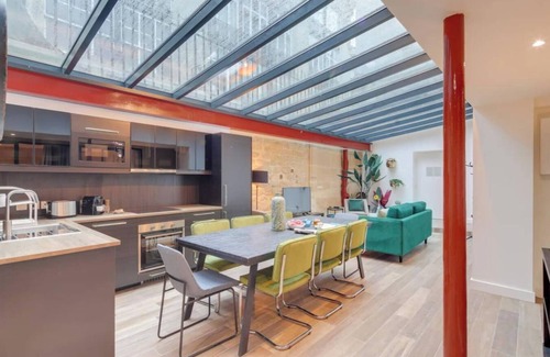 2nd Arrondissement Apartment | STEPS AWAY FROM THE LOUVRE, GALERIES LAFAYETTE , PALAIS GARNIER –RUE DU SENTIER