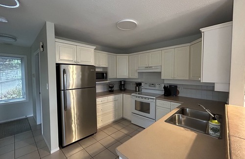 Regional District of Nanaimo Hotel | Steps from the ocean!