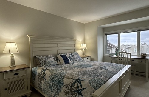 Regional District of Nanaimo Hotel | Steps from the ocean!