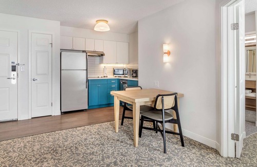 Downtown San Antonio Hotel | Steps from the River Walk & Alamo: Your Ideal Urban Retreat with Heated Pool!