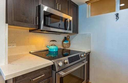 Honokowai Condo | Steps from the Sand ! Stunning Curated Interior Mahana at Kaanapali. Fully AC!