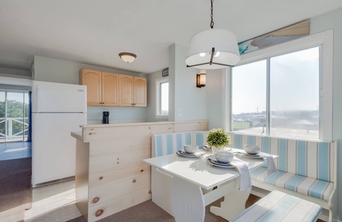 Westerly House | Steps to a private beach, enjoy sunsets and kayaking from your backyard!