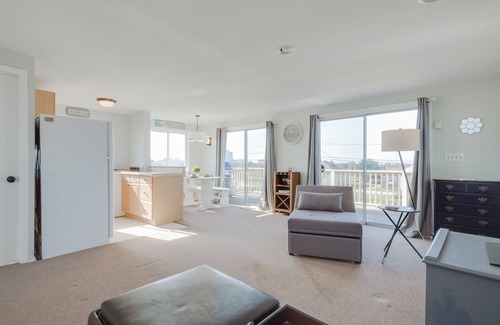 Westerly House | Steps to a private beach, enjoy sunsets and kayaking from your backyard!