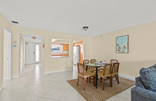 Palm Beach Shores Apartment | Steps To Beach! 4 Condos In 1- Perfect For Groups