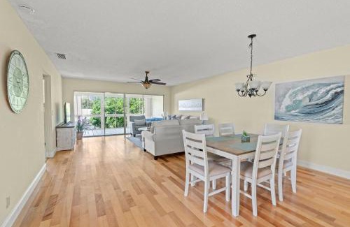 Palm Beach Shores Apartment | Steps To Beach! 4 Condos In 1- Perfect For Groups